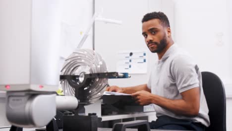 Hombre-Ingeniero-utiliza-máquina-de-medir-coordenada-CMM-en-fábrica