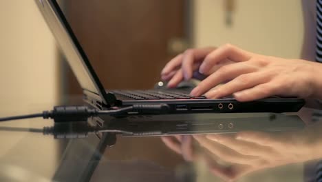 Mujer-escribiendo-en-computadora-portátil