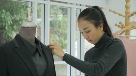 Diseñador-de-moda-MS-LD-Attractive-trabajando-en-un-traje-en-su-estudio