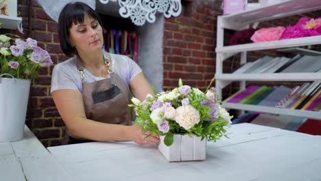 professionellen-Floristen-arrangieren-schöne-Blume-Zusammensetzung-in-Holzkiste-im-floralen-Designstudio