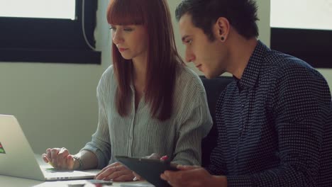 Menschen-arbeiten-im-Büro