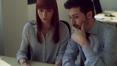 Menschen-arbeiten-im-Büro