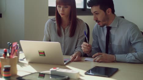 Menschen-arbeiten-im-Büro