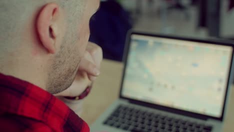 Close-up-shot-of-man-drinks-coffee-while-working-in-the-startup-office