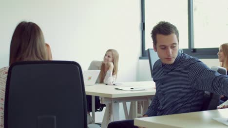 equipo-de-negocios-trabajando-en-la-oficina-de-inicio