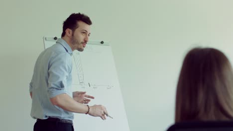 equipo-de-negocios-trabajando-en-la-oficina-de-inicio