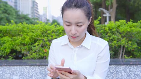 Pretty-asian-businesswoman-working