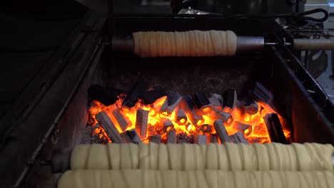 Straße-Fast-Food,-Trdelník-eine-traditionelle-tschechische-Delikatesse.