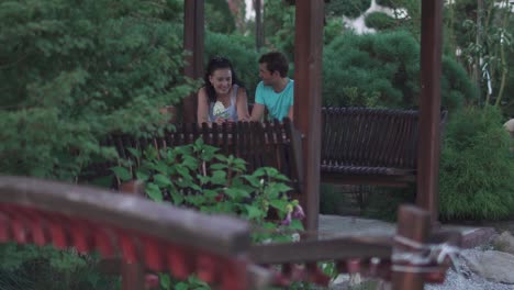 Chico-y-una-chica-están-sentados-en-el-Parque