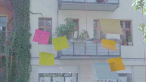 Zwei-Geschäftsfrauen-Brainstorming-auf-Windows-Wand-über-Immobilien