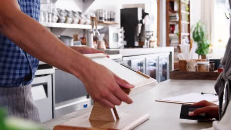 Frau-die-kontaktlose-Kartenzahlung-in-einem-Coffee-shop