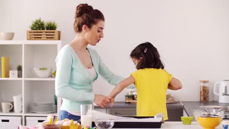 Mutter-mit-Tochter-Kochen-und-tanzen-zu-Hause