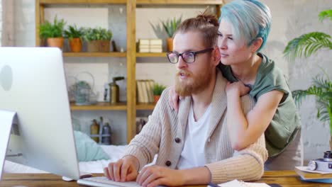 Glückliche-Frau-Chat-mit-Freund-von-zu-Hause-aus-arbeiten