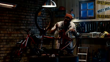 Hombre-que-trabaja-en-una-tienda-de-reparación-de-bicicletas