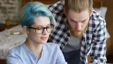 Joven-mujer-chateando-con-su-novio-mientras-trabaja-desde-casa