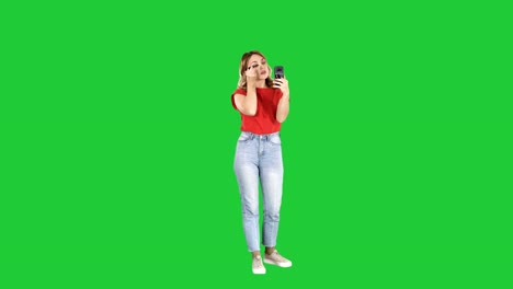 Hermosa-mujer-joven-con-rimel-y-buscando-en-su-smartphone-en-una-pantalla-verde-Chroma-Key