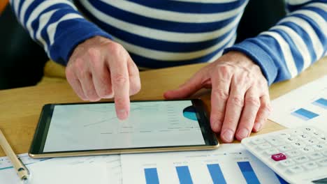 Geschäftsmann,-die-Analyse-von-Finanzdaten-mit-einem-digitalen-Tablet