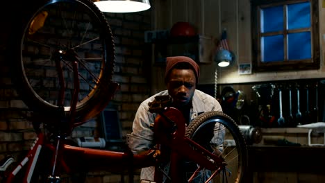 Hombre-que-trabaja-en-una-tienda-de-reparación-de-bicicletas