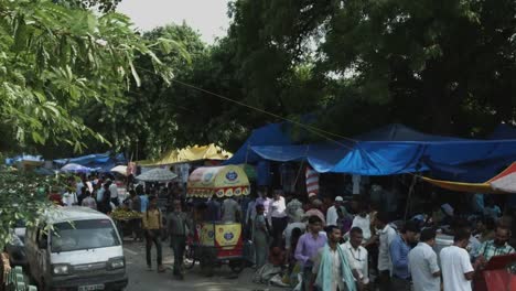 Time-lapse-shot-of-people-at-market-stall