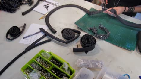 Junge-Eco-Schmuck-Kaffeemaschine-die-Kunstwerke-in-Ihrem-Atelier