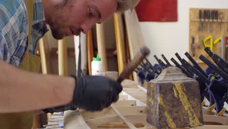 Man-Shaping-Custom-Surfboard-en-el-taller-filmado-en-la-cámara-roja