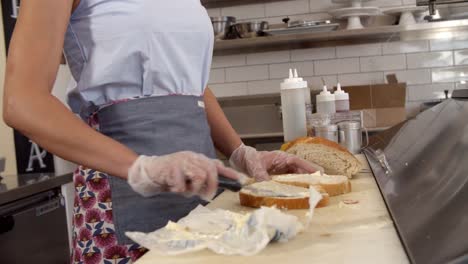 Frau-PAM-Brot-in-einer-Sandwichbar,-Mittelteil