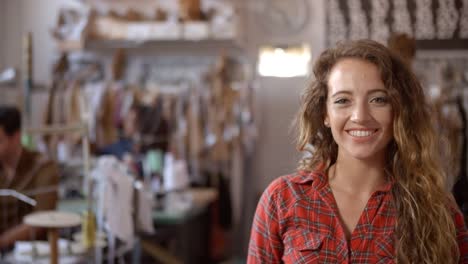 Una-mujer-joven-que-trabaja-en-un-estudio-de-diseño-camina-hacia-el-plano-focal