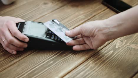 Customer-paying-with-credit-card