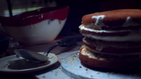 4K-Nahaufnahme-von-Kuchen-und-Küchengeräte