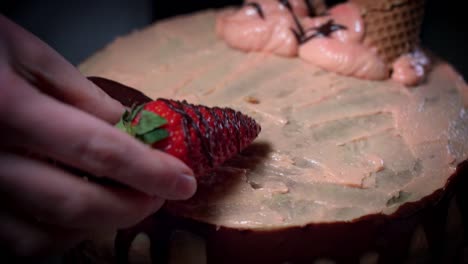 4K-Kuchenbäcker-Verzierung-mit-Erdbeeren