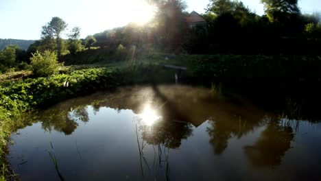 Morgensonne,-künstlichen-Teich-Bergforelle,-Berghütte