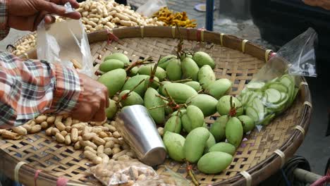 Verkauf-von-gekochte-Erdnüsse-und-Mangos,-Suppen,-Thailand