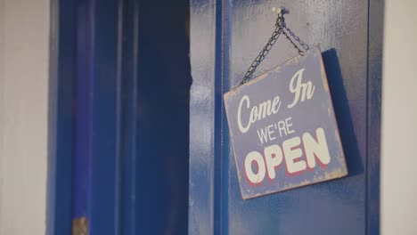 Propietario-de-Deli-convirtiendo-señal-de-abierto-a-cerrado-en-la-puerta