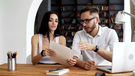 Zwei-Start-Partner-besprechen-und-Lächeln