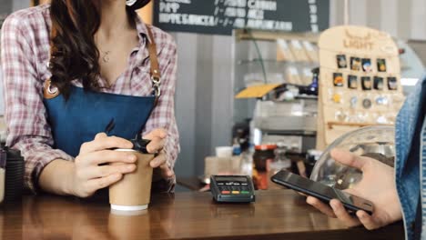 Zahlung-von-Wuth-Telefon-im-Coffee-shop