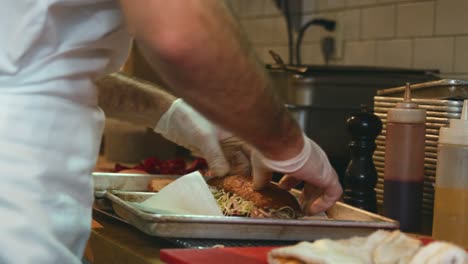 Mann-in-ein-Feinkostgeschäft-Vorbereitung-einen-Sandwich,-Nahaufnahme