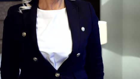 Close-up-of-the-hand-of-a-woman-who-shows-her-wrist-watch