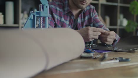 Handwerker,-die-Leder-Brieftasche.-Lederwerkstatt