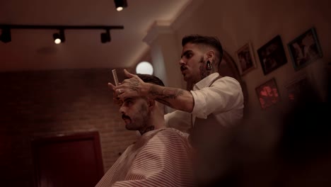 Altmodische-Friseur-und-Hipster-Jüngling-in-Vintage-Friseursalon