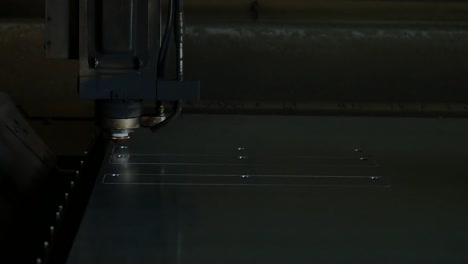 Laser-schneiden-Maschine-beim-Schneiden-das-Blech-mit-Funken-und-hohe-Präzision