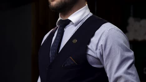 Portrait-of-a-handsome-bearded-professional-barber-at-the-barbershop