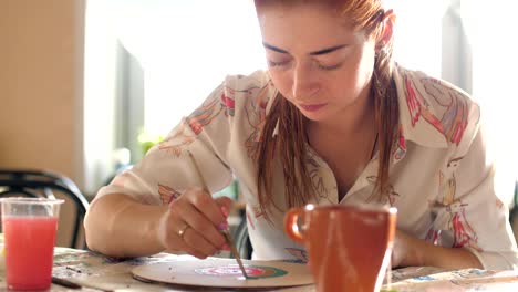 decoradores-de-mujer-hacen-figuritas.-Taller-de-artesanía.