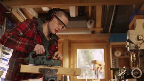 Young-woman-with-buzz-hair-working-in-workshop