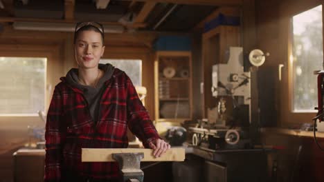 junge-Frau-mit-kurzen-Haaren-schaut-in-die-Kamera-in-einem-workshop