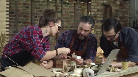 El-diseñador-determina-la-forma-de-las-piernas-del-Cabriole-para-mesa