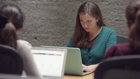 Frau-in-einem-Business-Meeting,-zuhören-und-Notizen-eingeben