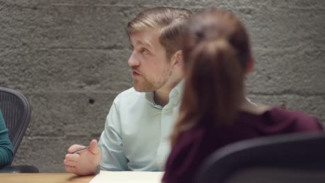 Mann-im-Gespräch-mit-seinen-Kollegen-in-einem-kleinen-Business-meeting