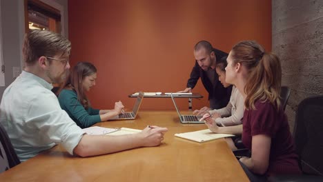 Hombre-llevando-una-reunión-de-negocios-pequeños