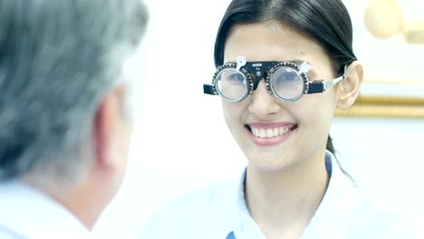 Asiatische-Frau-testen-Auge-Glas-in-Klinik.-Menschen-mit-Gesundheits--und-medizinischen-Konzept.