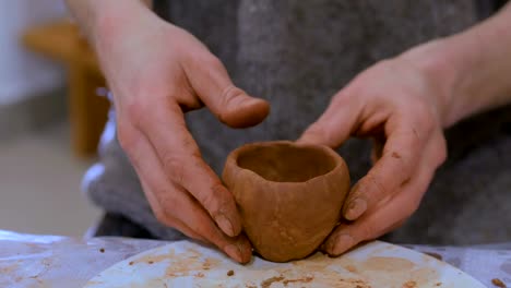 Professionellen-männlichen-Potter-machen-Becher-in-Keramikwerkstatt